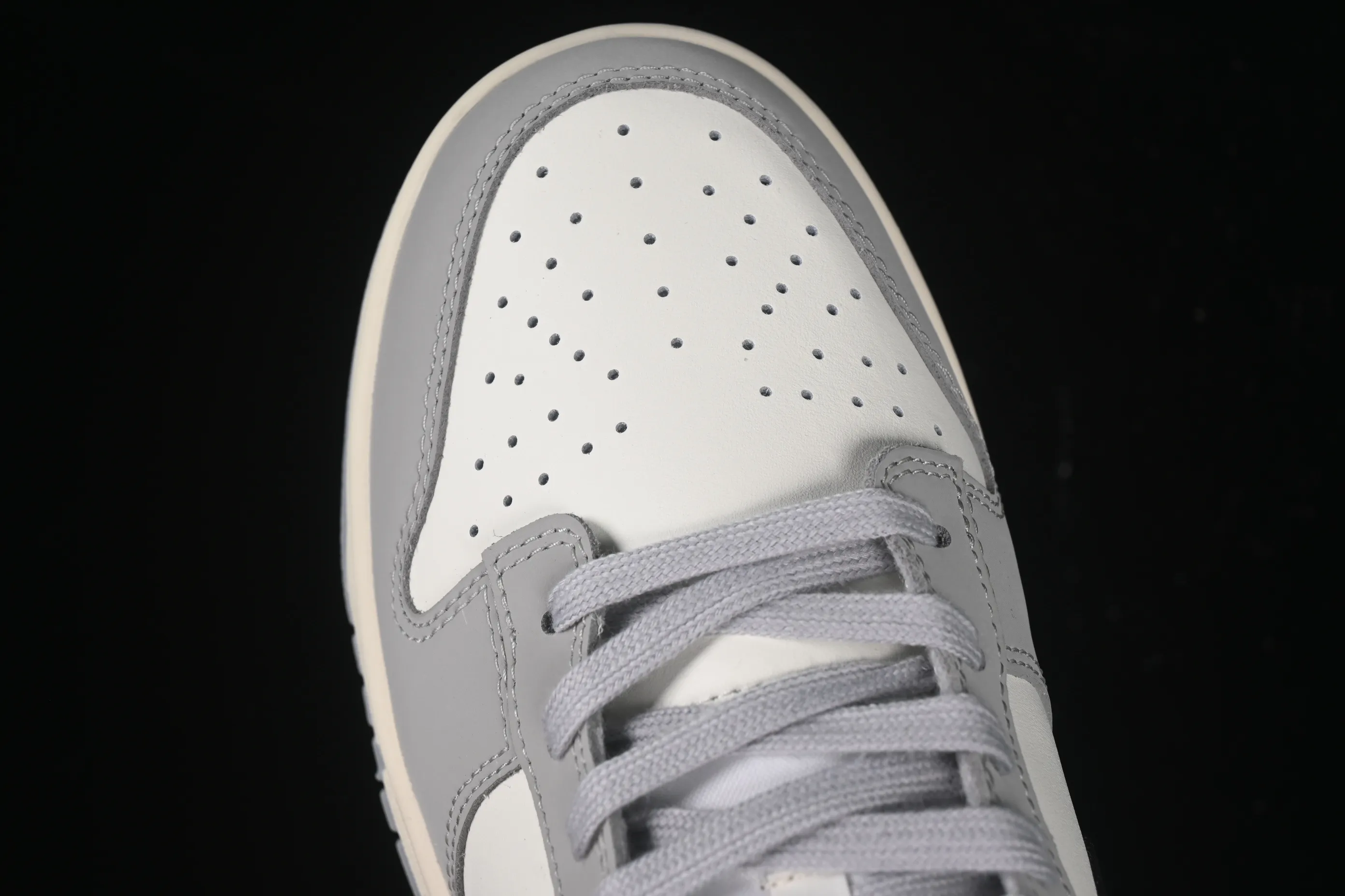 All categories Nk SB Dunk series Nk SB Dunk Low low-top sneakers Nike SB Dunk Low white, black and gray low-top casual sneakers IB3079-101